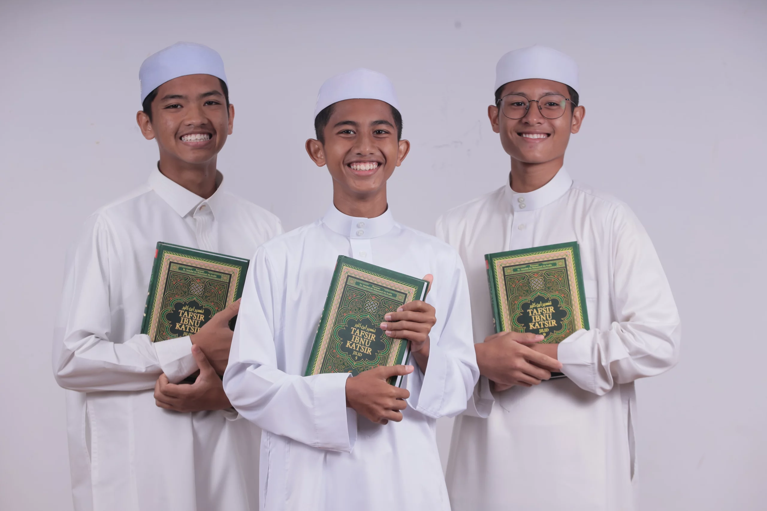7. Gambar pelajar ALFATEH pegang Al-quran